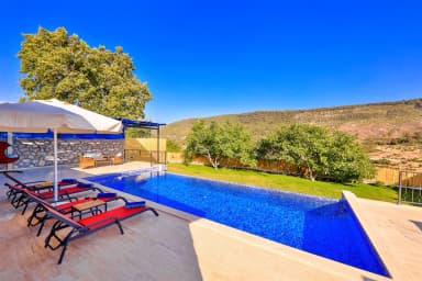 Villa Azra Naz Korunaklı Havuz 31