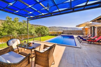 Villa Azra Naz Korunaklı Havuz 87